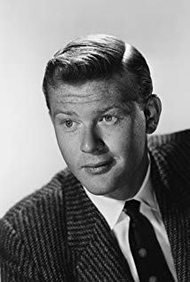 How tall is Martin Milner?
